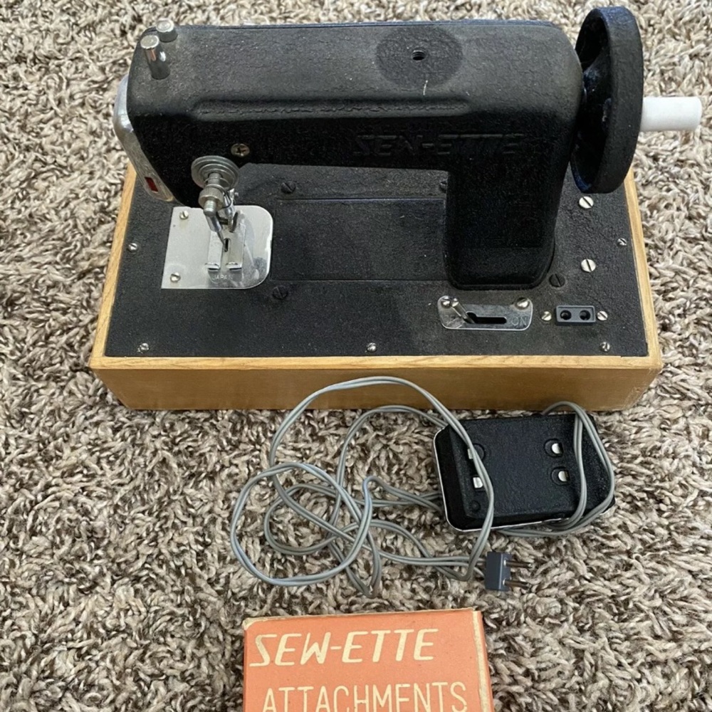 Vintage  Sewette Child's Sewing Machine